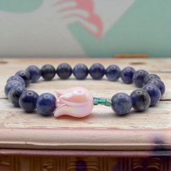 Tulipános szodalit karkötő